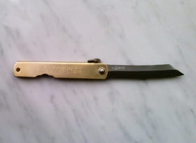 Opening lever design on Higo no Kami for smooth one handed access.