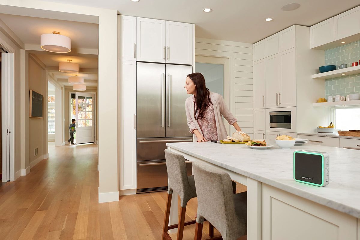 Honeywell Home RDWL917AX2000/E halo LED close-up illustrating visual notifications