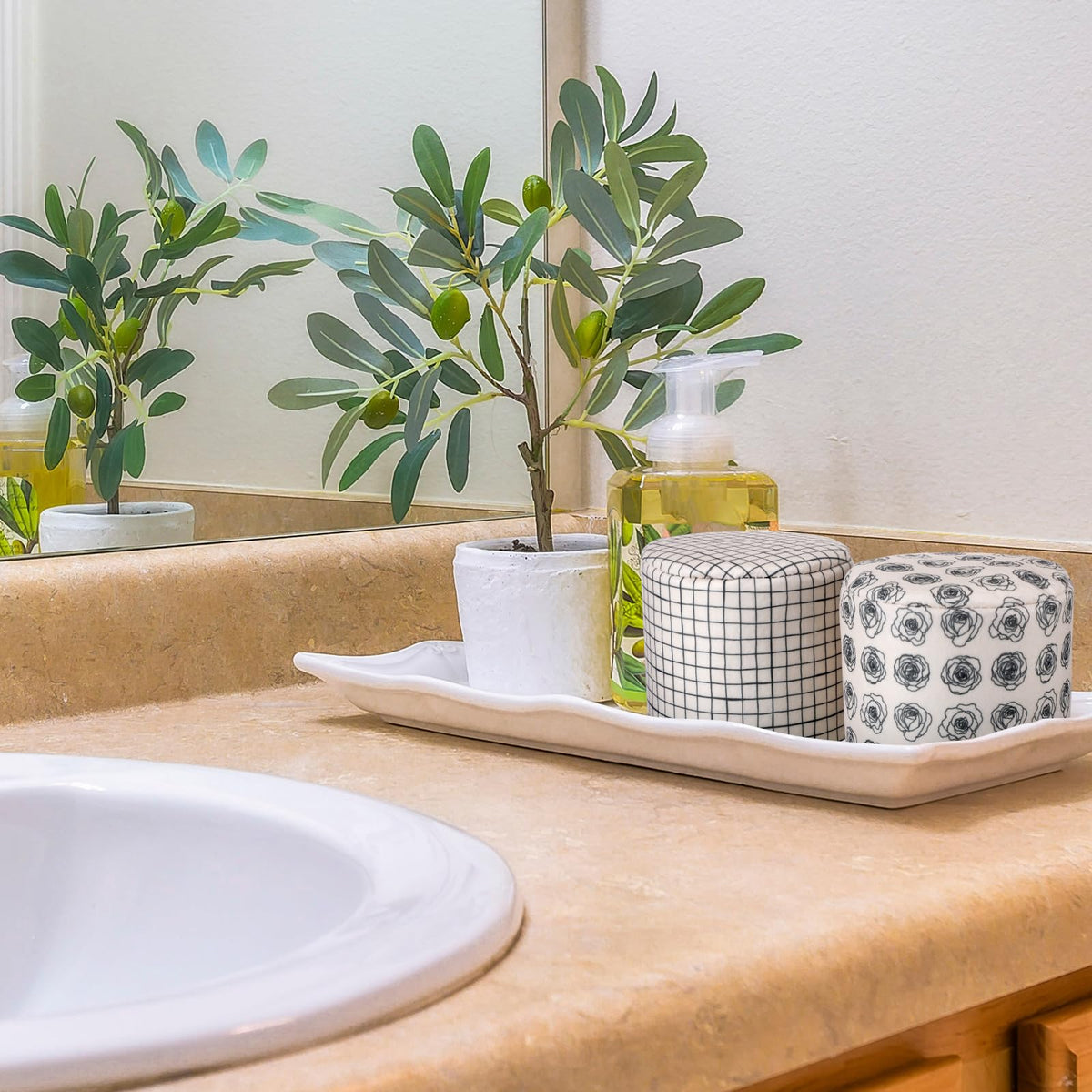 Hoolerry easy-to-use cover fits regular toilet paper rolls.