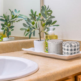 Hoolerry easy-to-use cover fits regular toilet paper rolls.