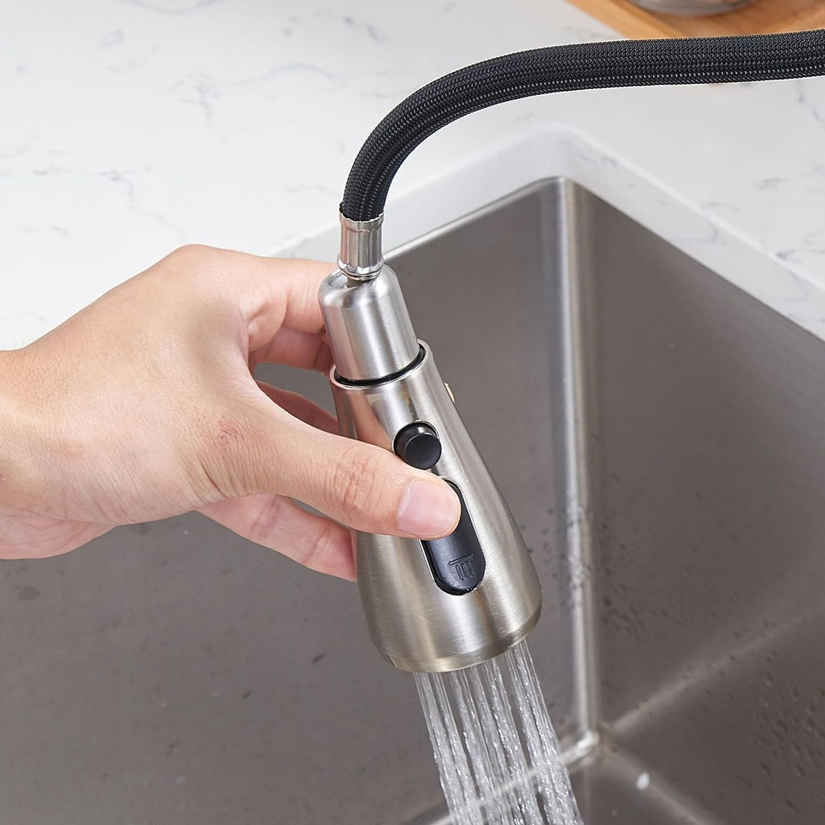 HOTIS HOME 360-degree swivel and 20-inch pull-out hose demonstration.