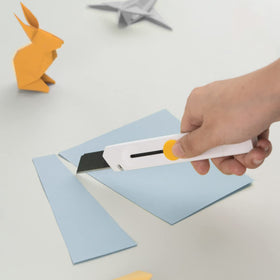 HOTO box cutter demonstrating safe blade changes with end actuator.