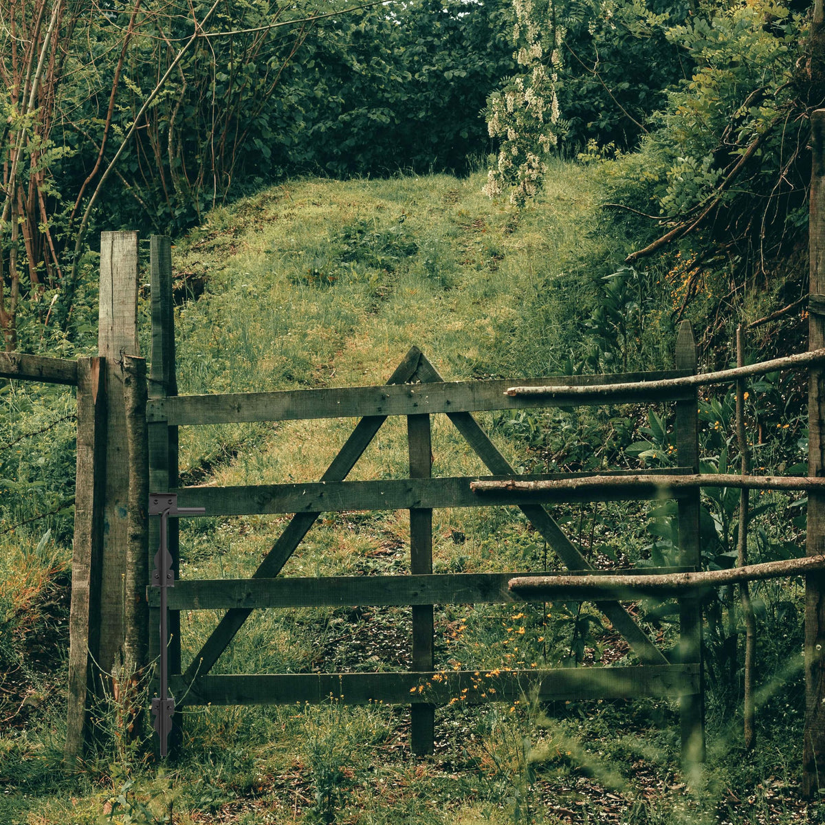 HTHOOOOOME 18-inch cane bolt holding a gate in open position.