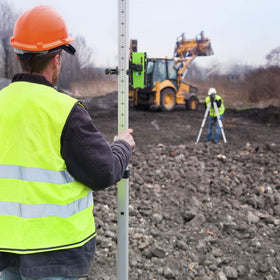 Huepar LR-6RG heavy-duty clamp secures the detector on a rod