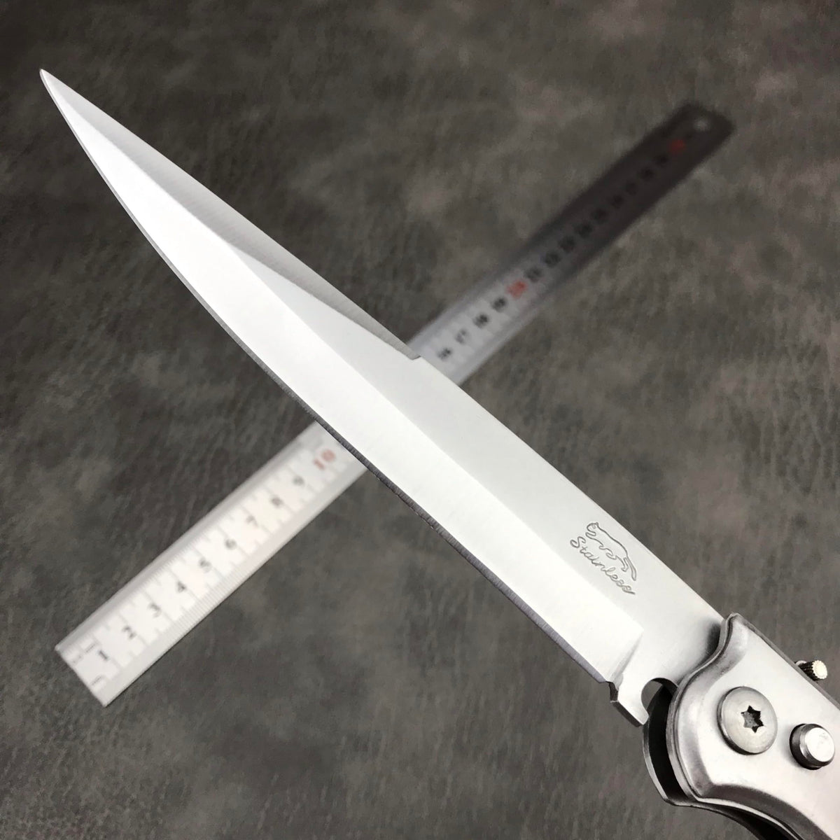 HUAAO push-button lock feature demonstrated for secure folding during carry.