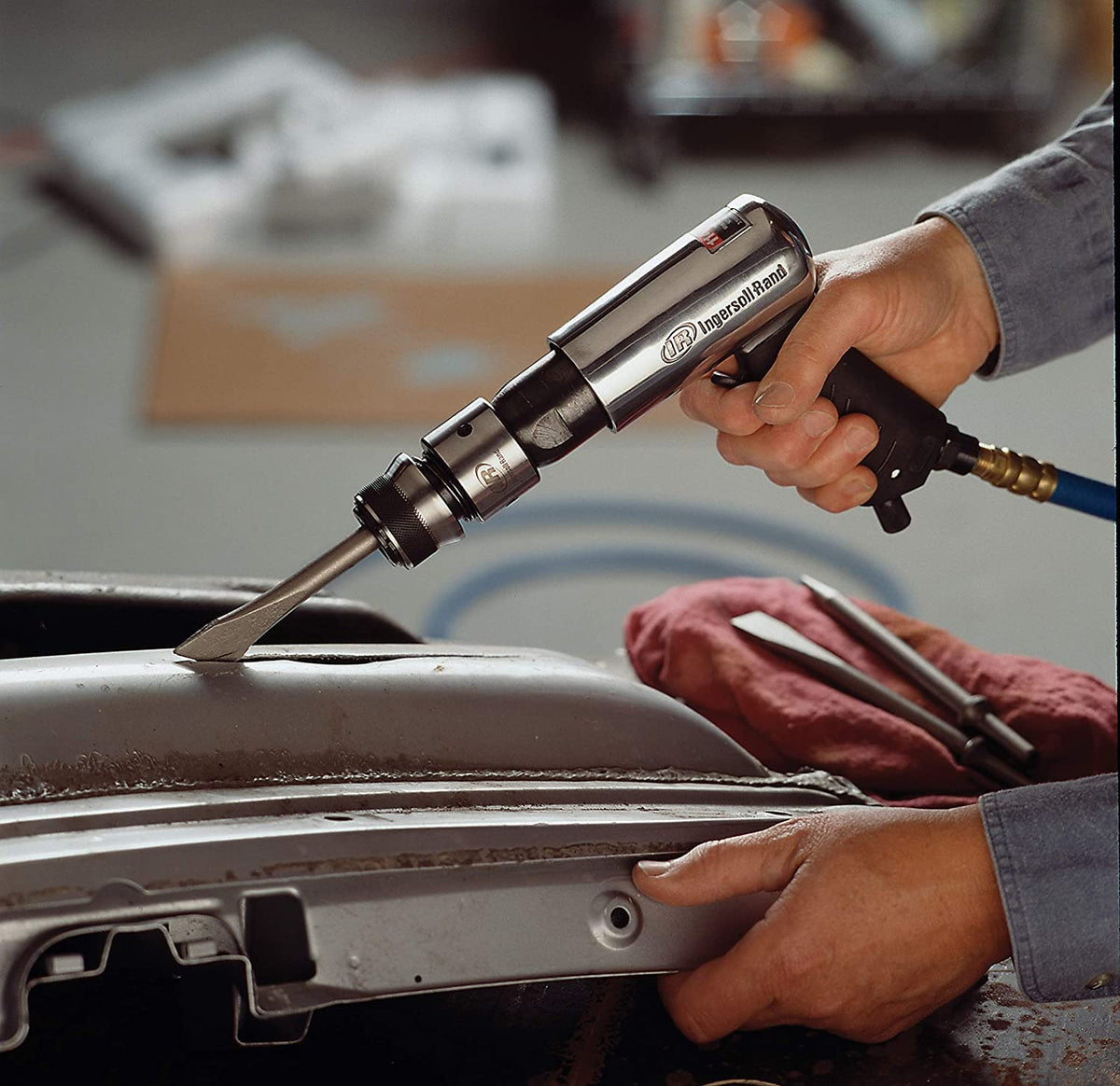 Ingersoll Rand 114GQC compact design with built-in regulator and diffused exhaust for cleaner operation.
