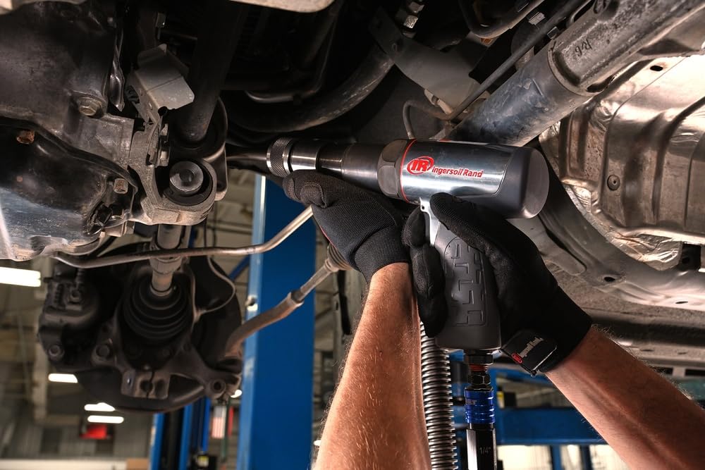 Ingersoll Rand 123MAXK with swivel inlet demonstrates hose management during operation.
