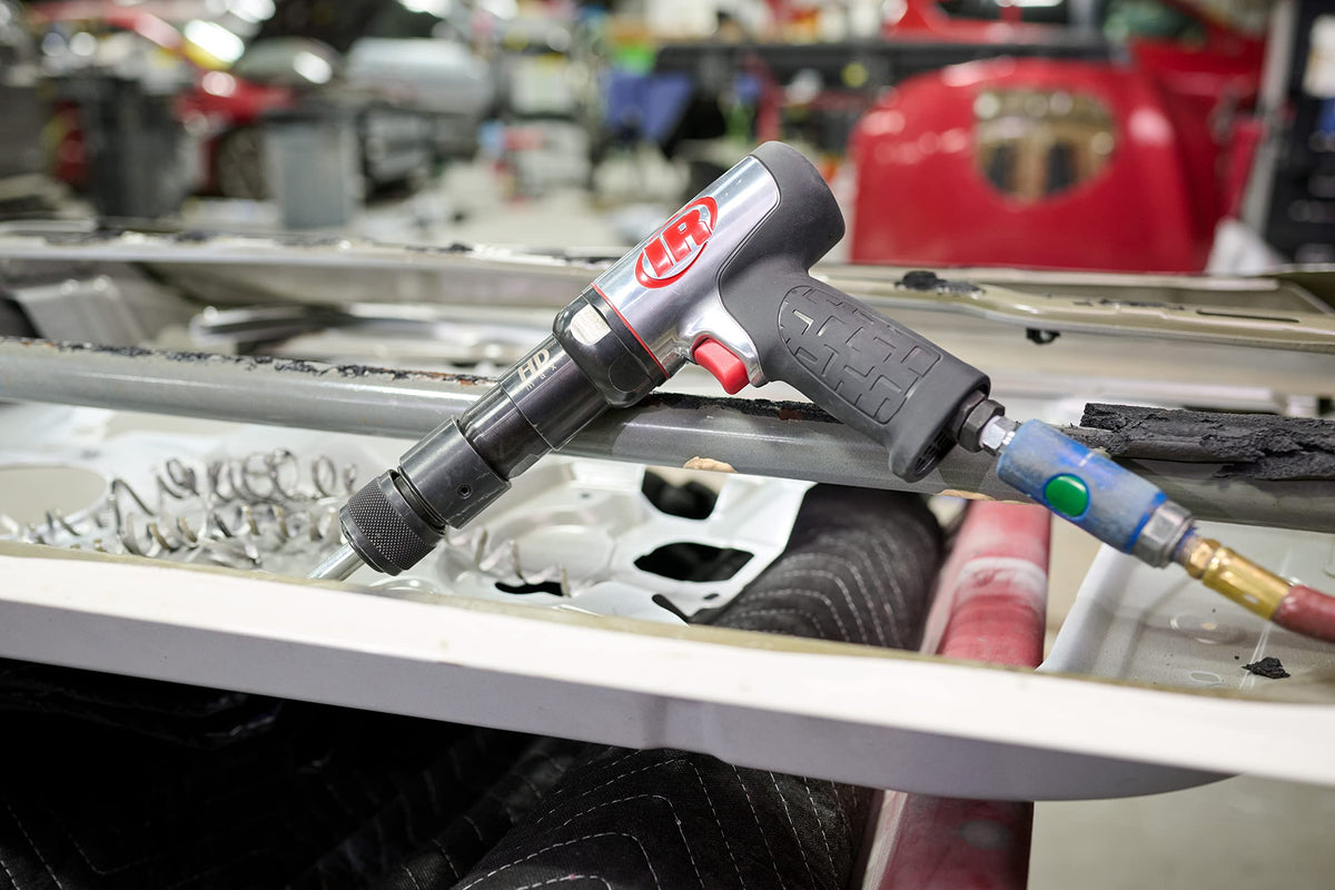 Ingersoll Rand 135MAXK compact build suits professional shops and DIY projects.