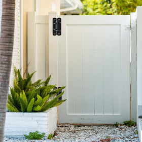 Insaga hinge close-up showing rust-proof E-coating for outdoor gates