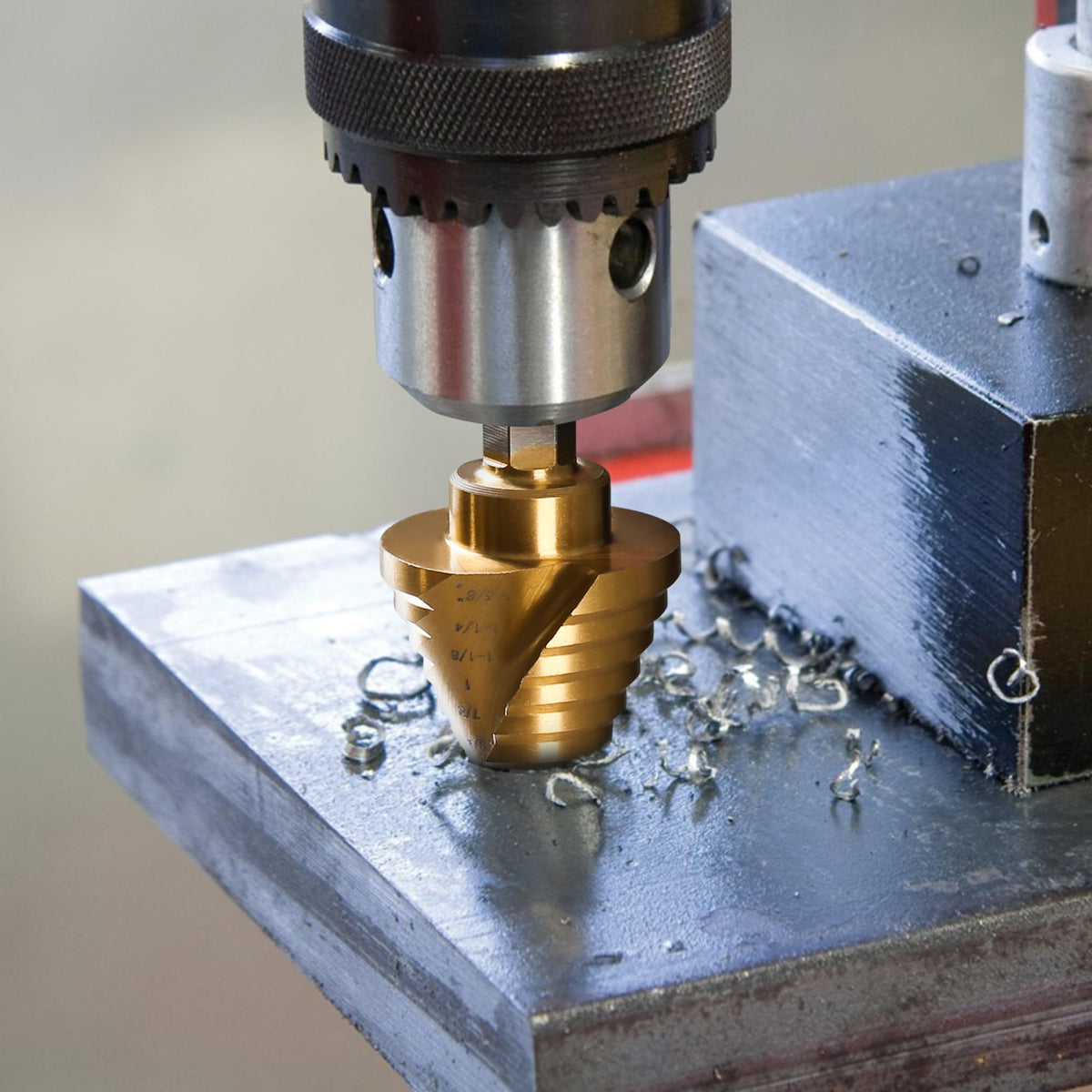 IRONANT 118-degree split-point tip with spiral dual-flute design reduces wandering.