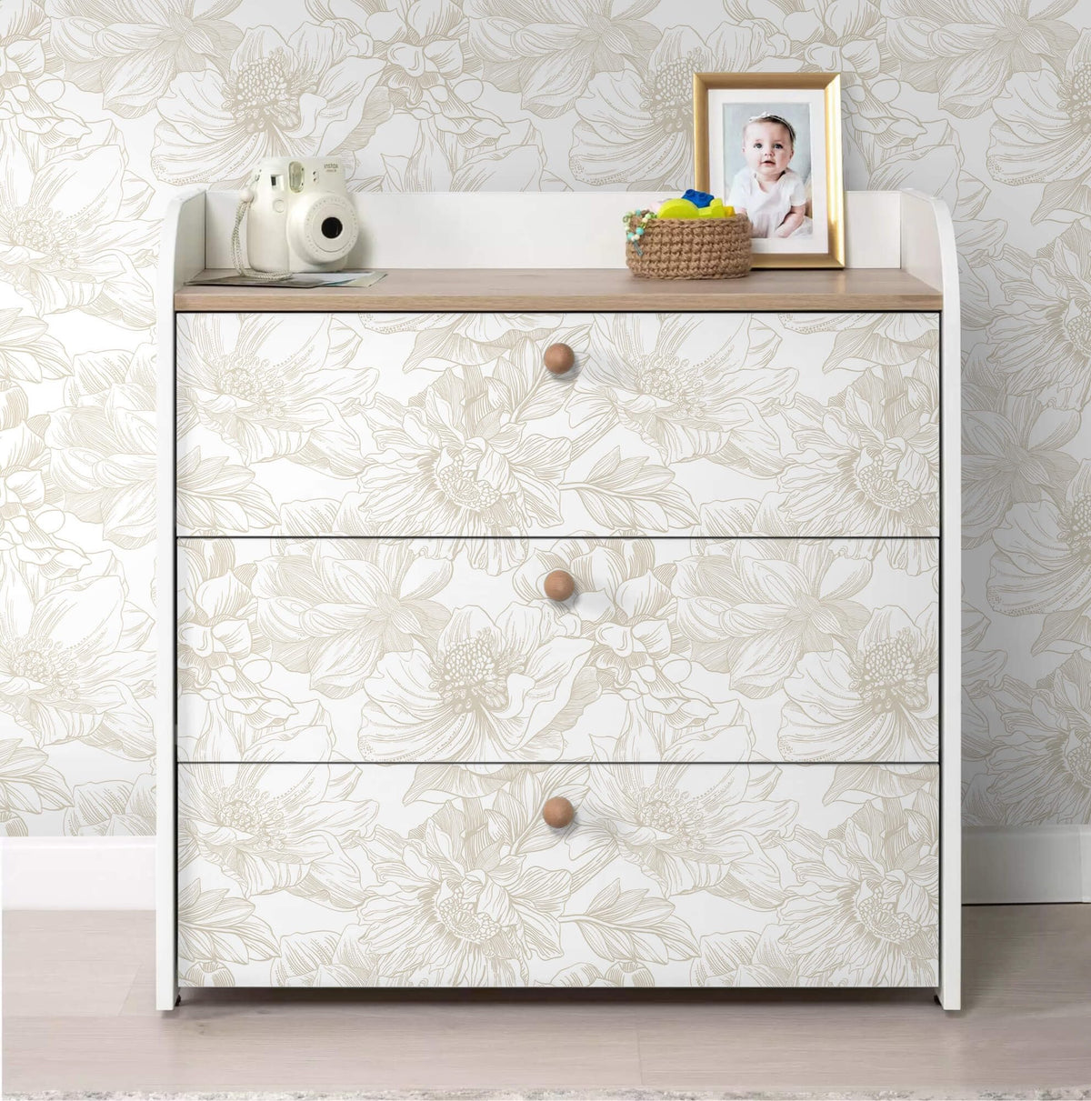 Ismoon roll fits standard room heights, enabling quick, convenient updates.