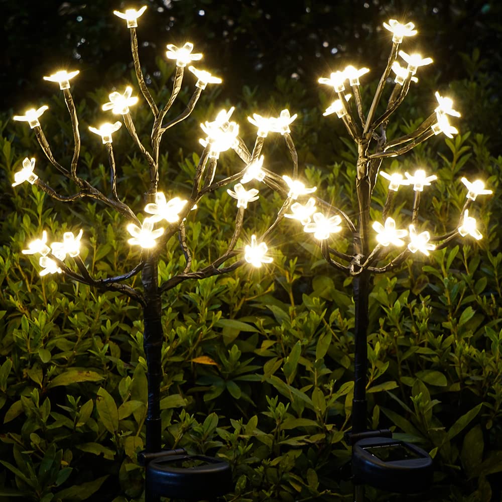 IUEECEN Solar Flowers outdoor lights illuminate gardens with a warm, inviting glow.