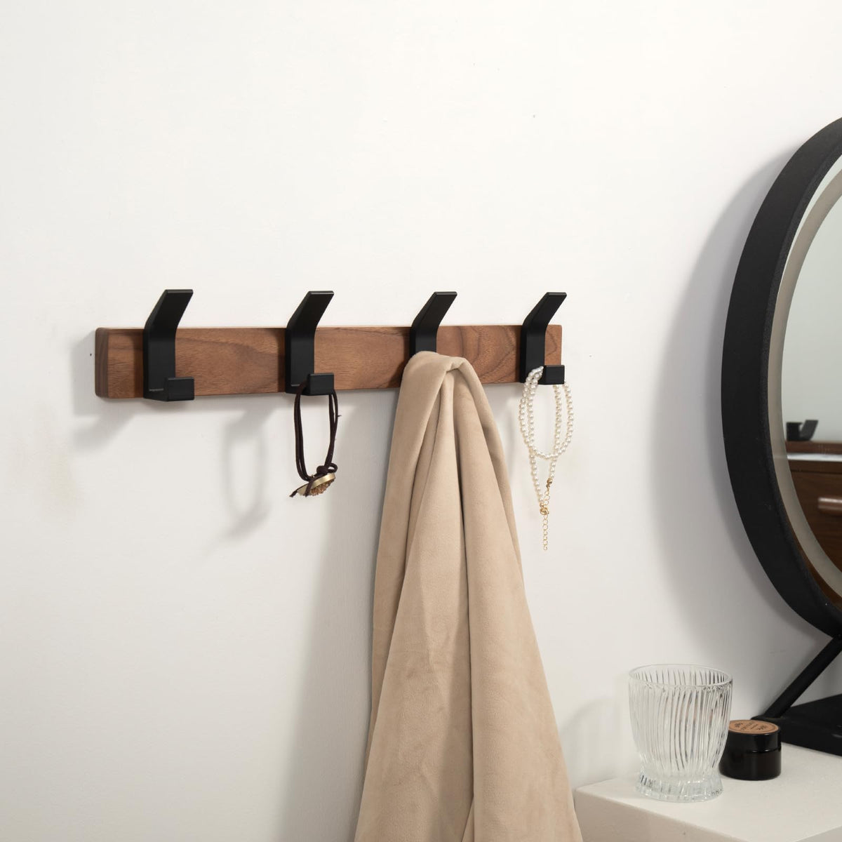 Jadorn rustproof walnut wood and black aluminum construction for daily use.