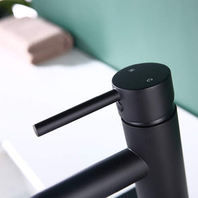 JAKARDA faucet installation compatible with one-hole or three-hole sinks