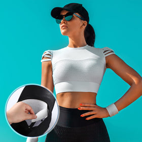 Absorbs sweat and moisture to refresh during outdoor activities