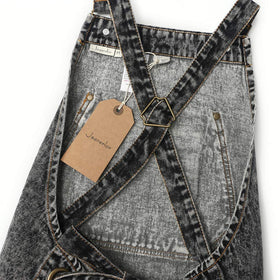 Jeanerlor adjustable suspender straps ensure a secure, comfortable fit.