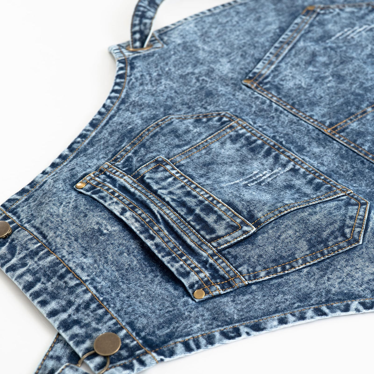 Jeanerlor stitching detail highlights durable construction of the apron
