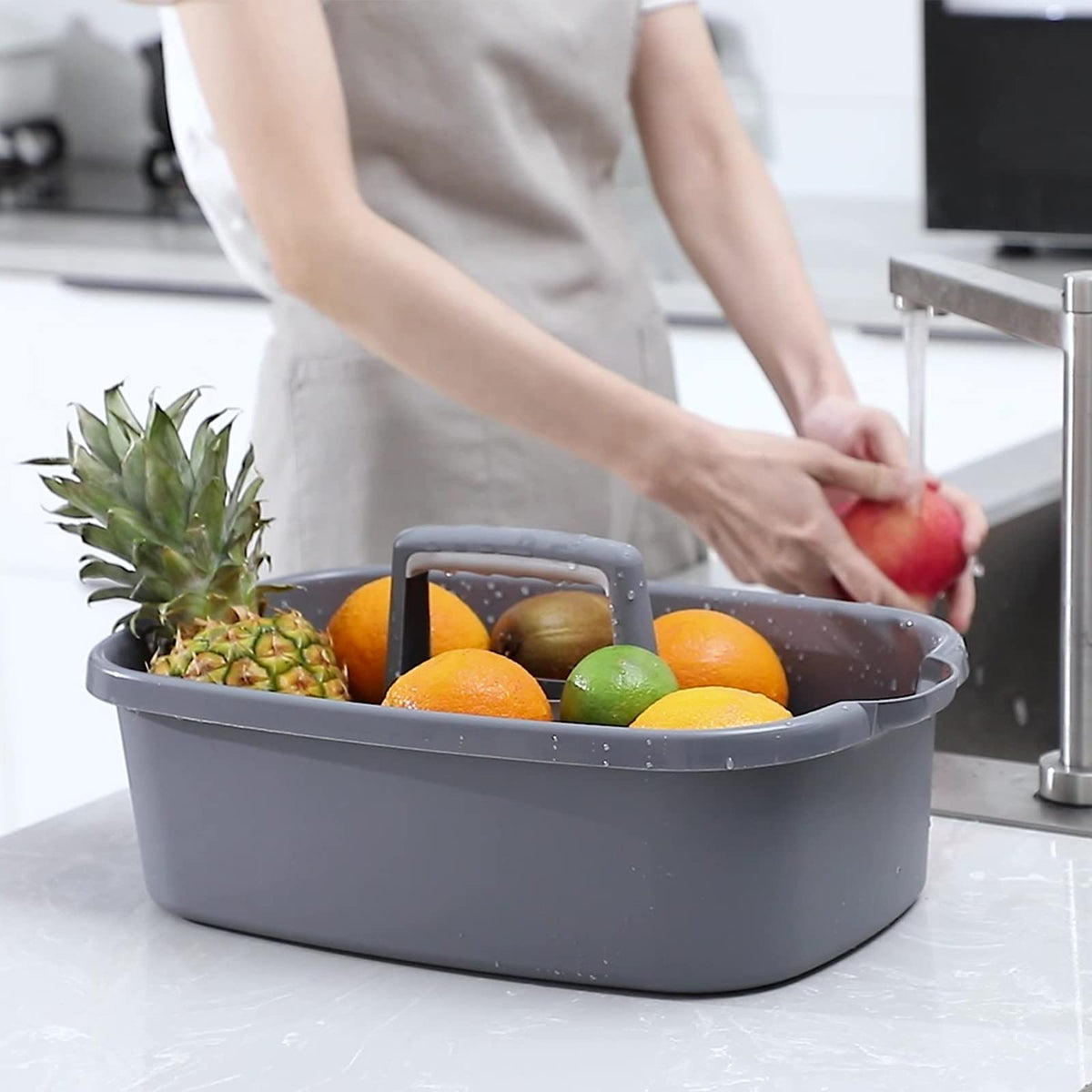 JiatuA portable cleaning tote with grooved handle for smooth moves.