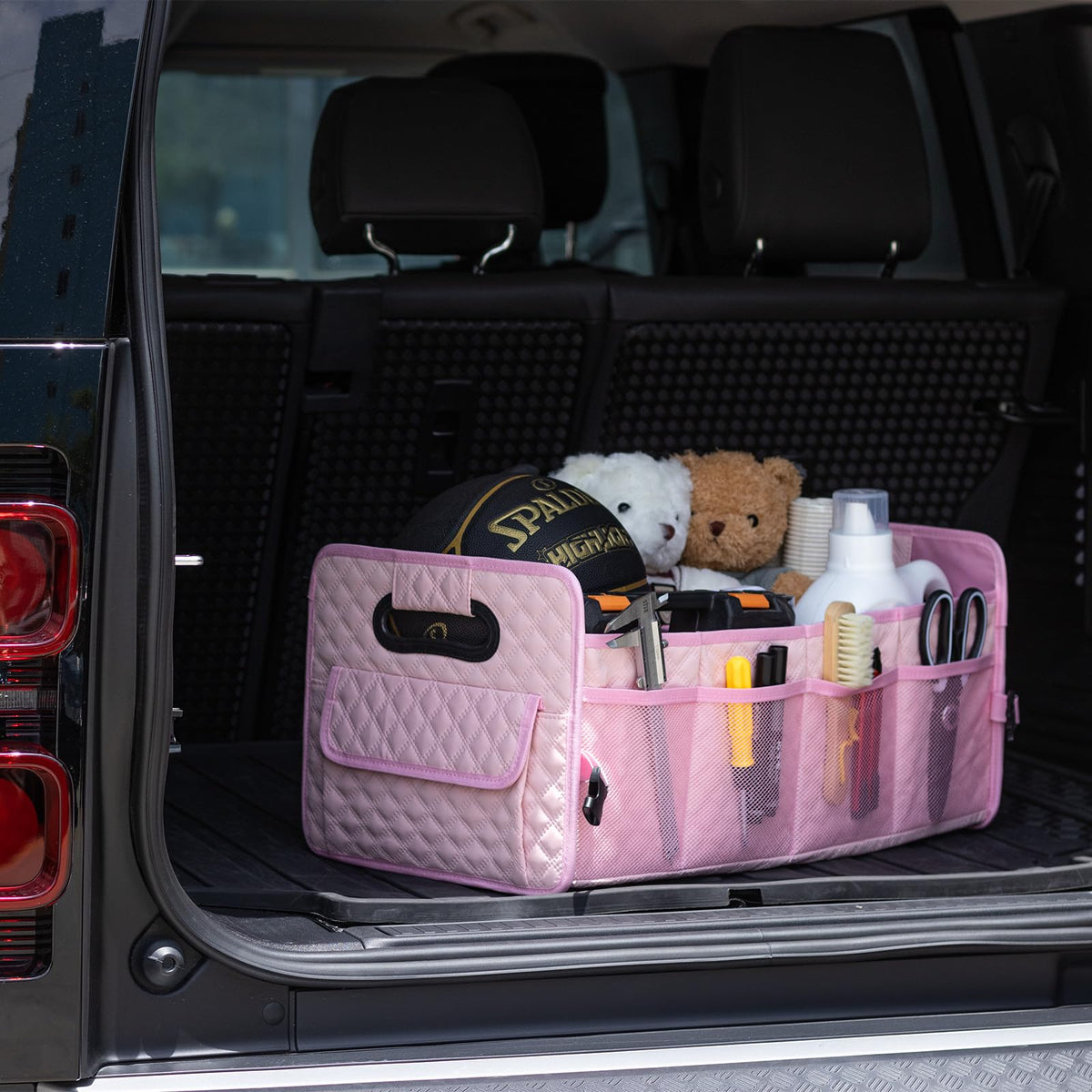 JiatuA multi-compartment trunk organizer shows varied pockets for different items.