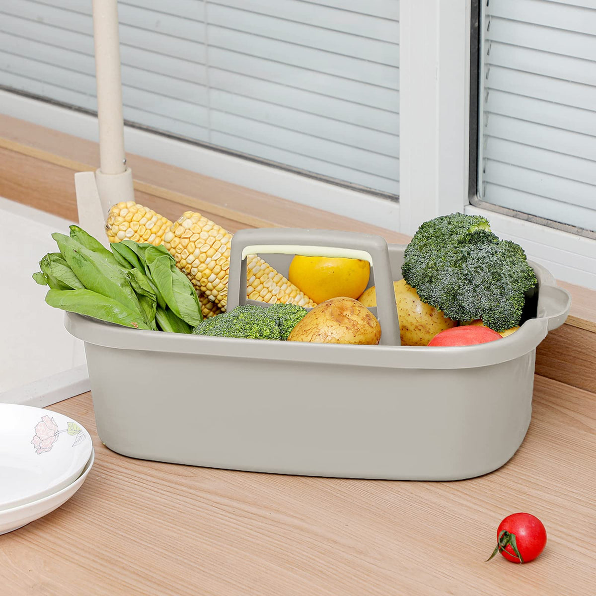 JiatuA multi-use cleaning tote provides versatile organization in any room.