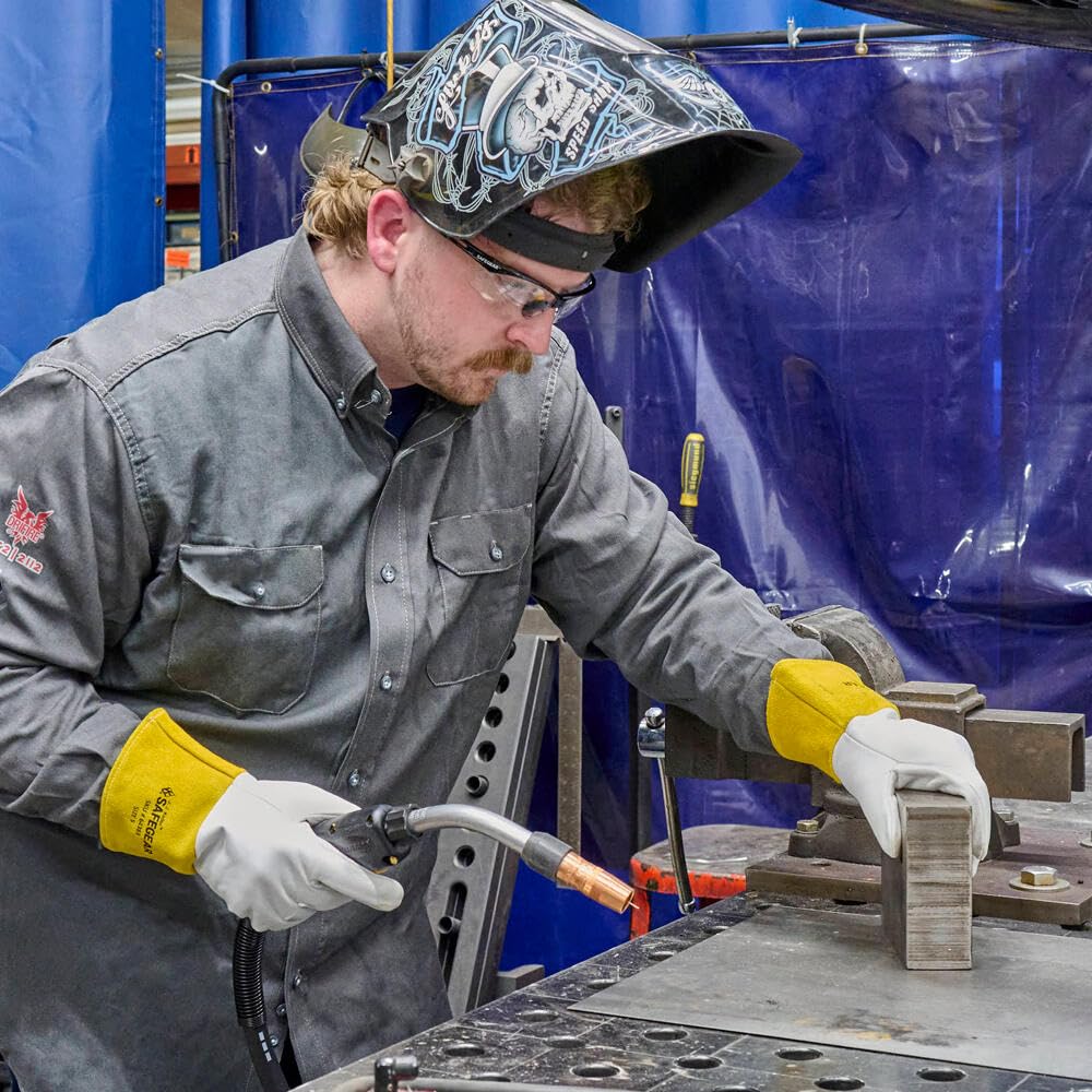 Seamless forefinger design reduces irritation during precision work