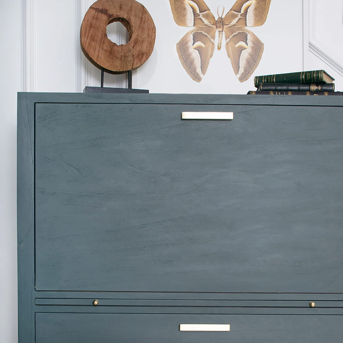 Jolie Finishing Wax decor-item highlights versatility for home accessories.