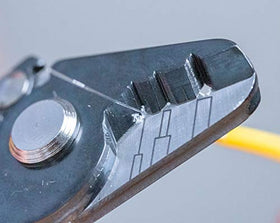 Jonard Tools JIC-375 ergonomic handle offers comfortable grip during use.