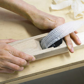 KAKURI ECO Oak body shows natural grain and durable planing.