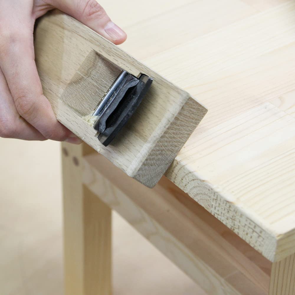 KAKURI Kan­na two-blade chipbreaker prevents tear-out for clean edges.