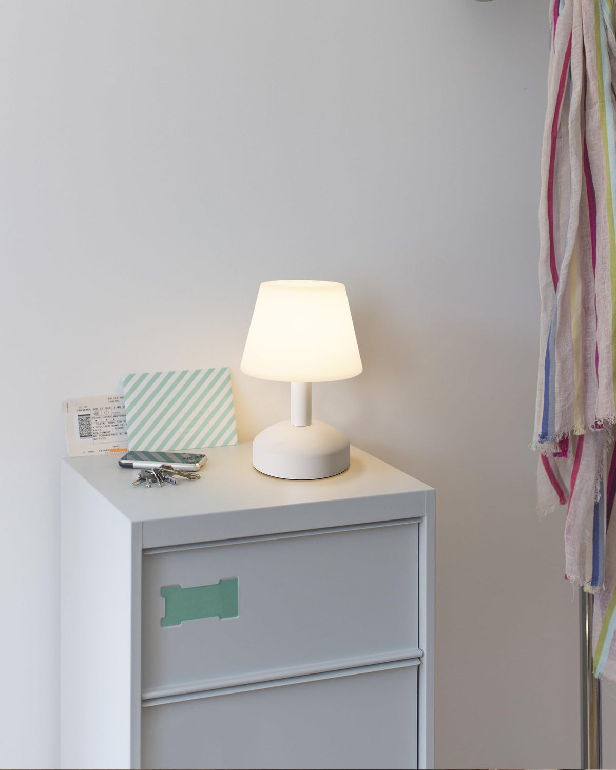 KDG lamp charging while in use demonstrates continuous illumination