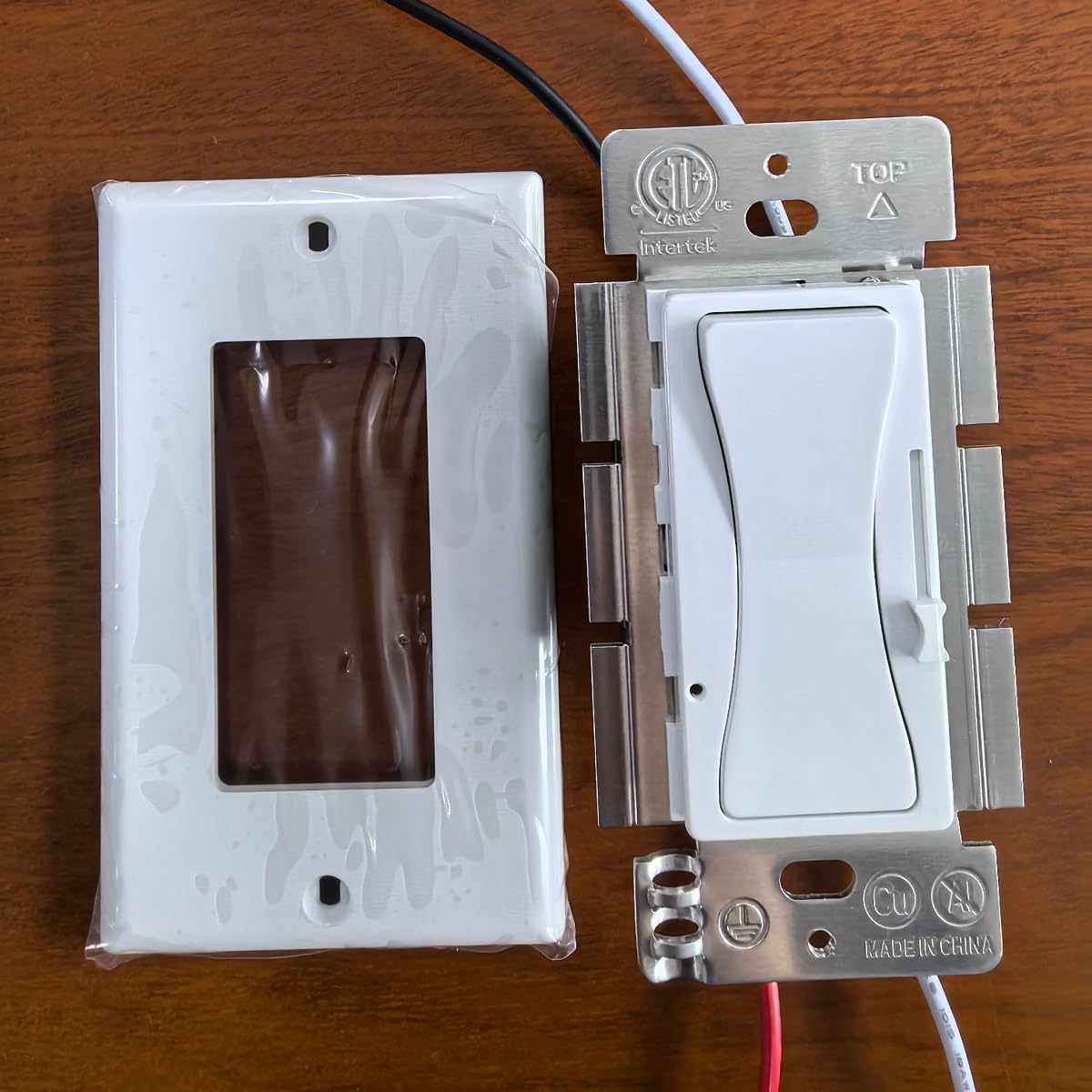 KEYGMA dimmer packaging shows all items and mounting hardware for quick setup.