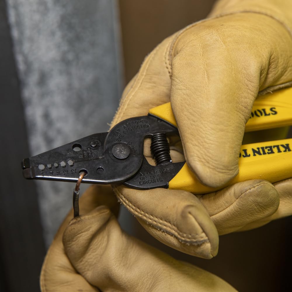 Klein Tools 11048 insulation removal ease shown in close-up