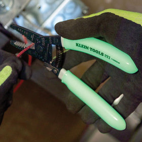 Klein Tools 11055GLW Klein-curve stripper demonstrates precise cutting and stripping.