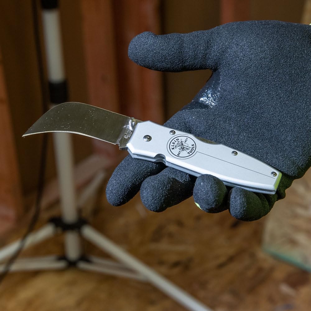 Klein Tools lockback includes pocket clip for easy access