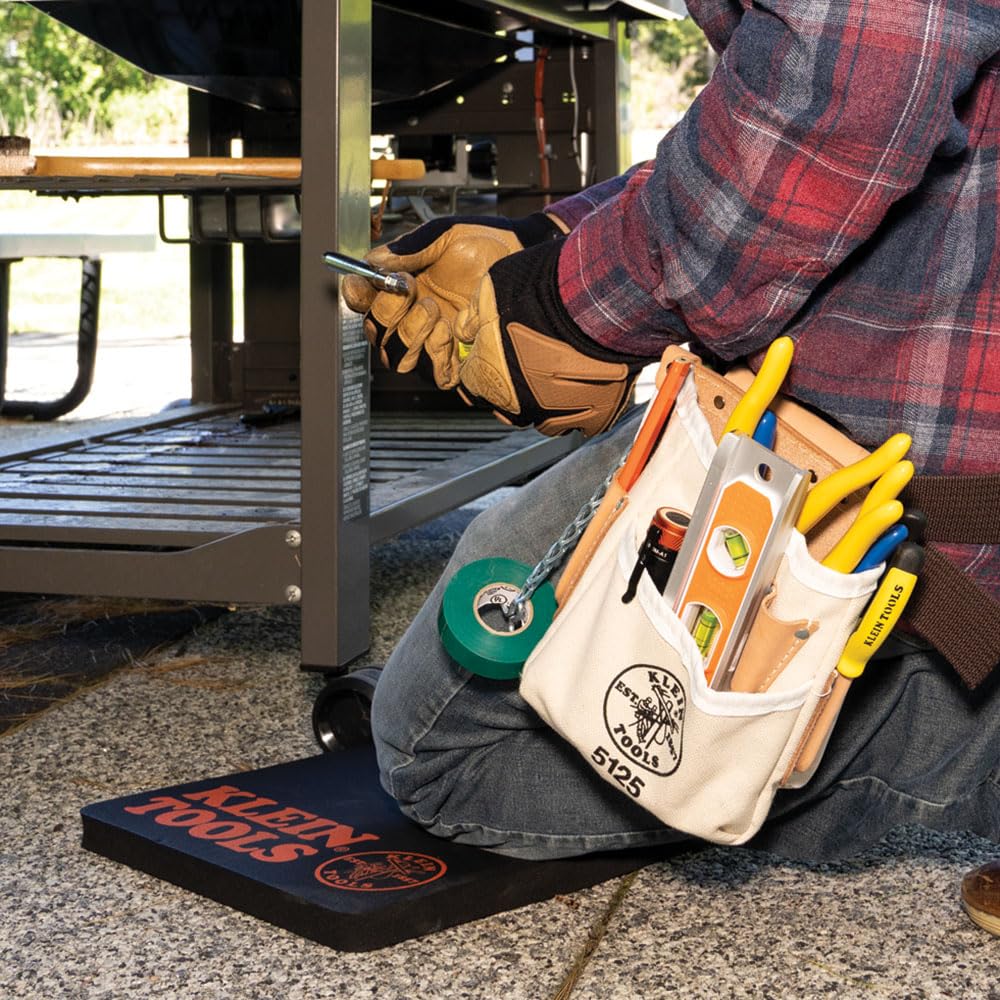 Klein Tools 5125 leather back and pockets enhance durability during daily work.