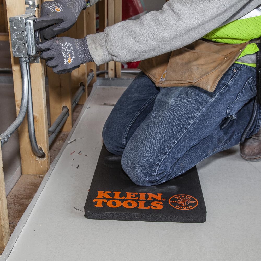 Klein Tools 60135 kneeling pad, detailing 1-inch thick NBR foam for comfort.