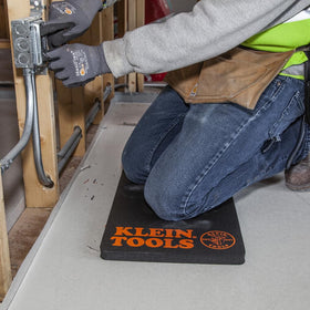 Klein Tools 60135 kneeling pad, detailing 1-inch thick NBR foam for comfort.