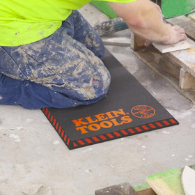 Klein Tools 60136 kneeling pad edge safety shows chamfered edge and orange stripe