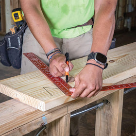 Lightweight aluminum Klein Tools 935FSQ construction for durability and easy handling.