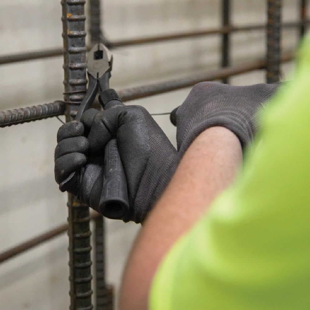 Grip extends beyond handle, creating an air pocket for comfort.