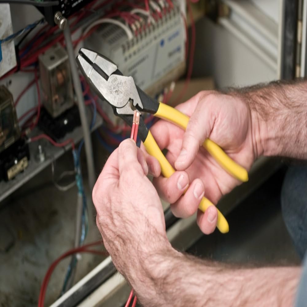 Klein Tools D213-9NE-CR pliers close-up cutting edge: induction-hardened knives featured