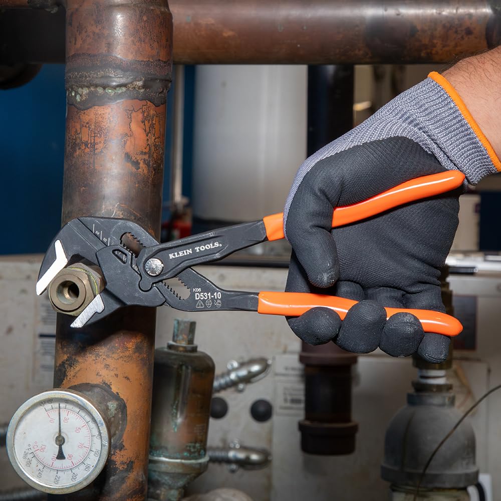Compact design of Klein Tools D53102KIT fits into confined spaces