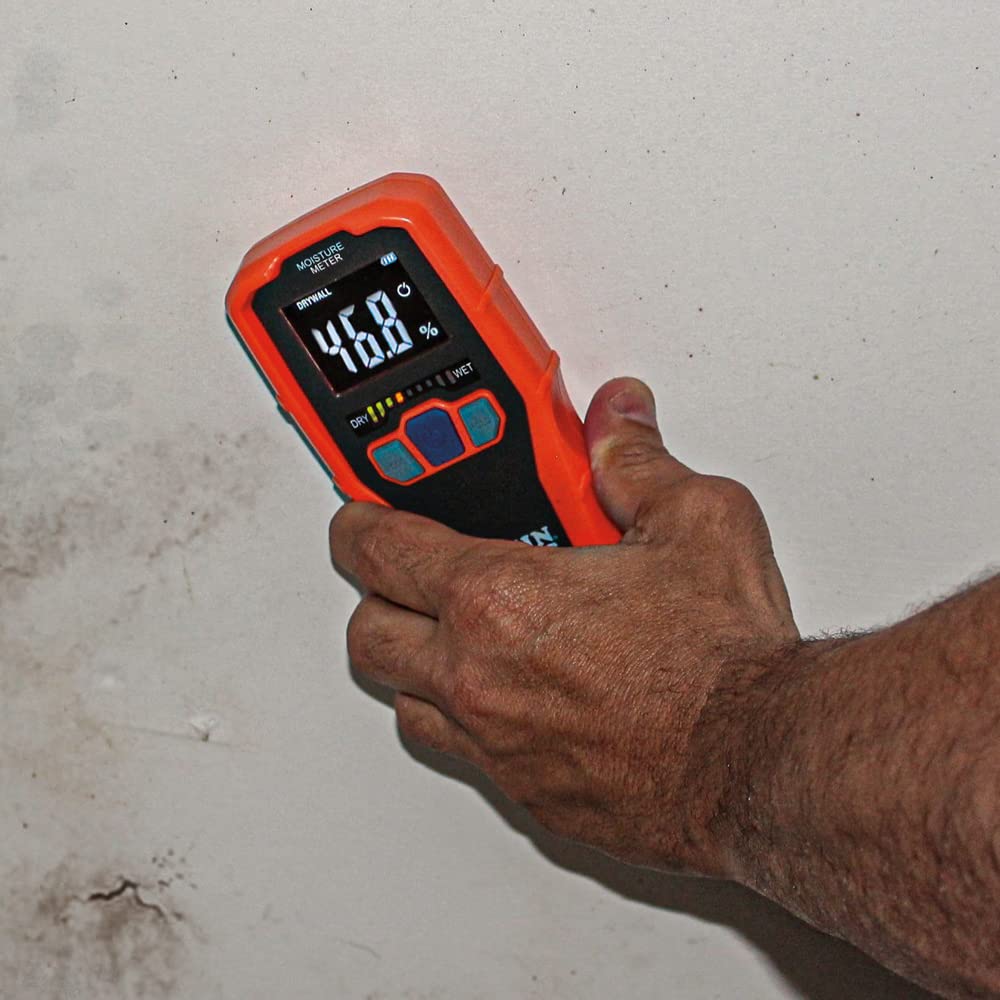 Klein Tools ET140 LED bars clearly indicate moisture range.