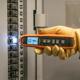 ET450 includes versatile alligator clips for flexible connections.
