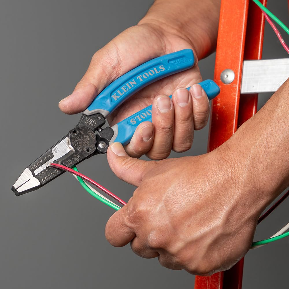 Klein Tools K12035L strip-holes-closeup demonstrates compatibility with 8-18 AWG solid and 10-20 AWG stranded.