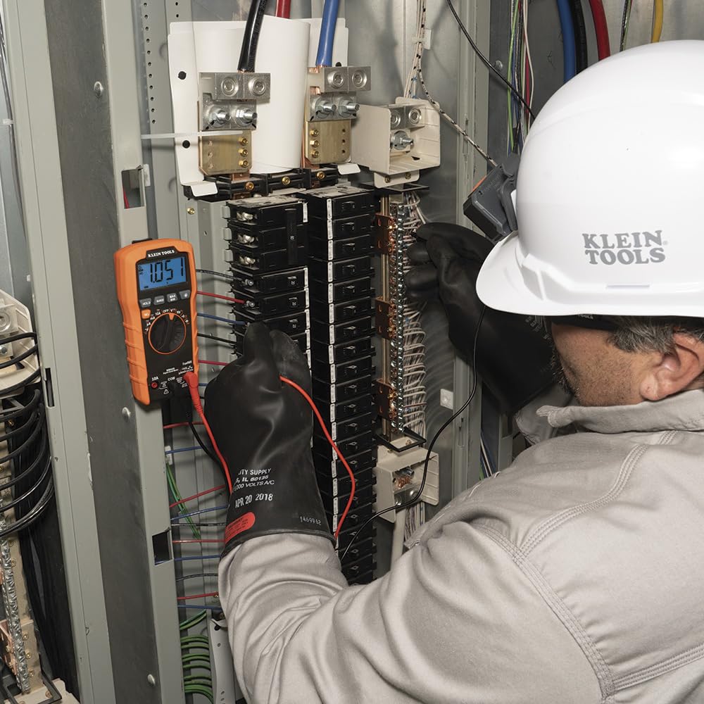 Rugged construction withstands 6.6-foot drops for job-site durability.