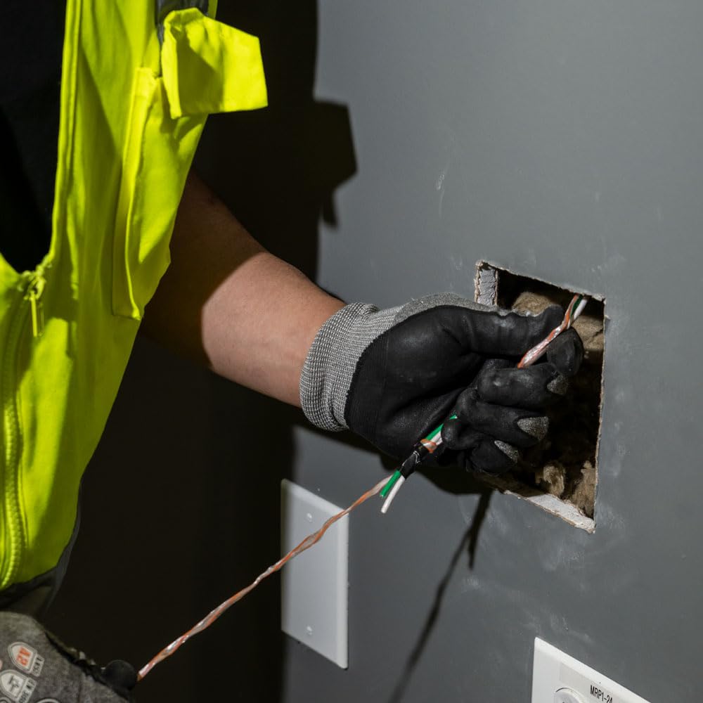 Klein Tools Poly Pull Line lightweight design for comfortable handling during pulls.