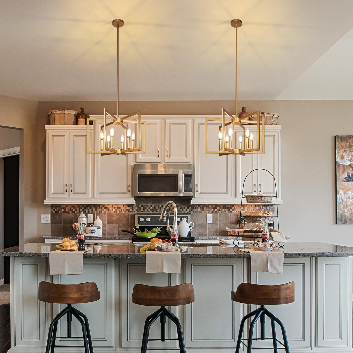 Klgxnrd geometric gold chandelier enhances modern dining room aesthetics.
