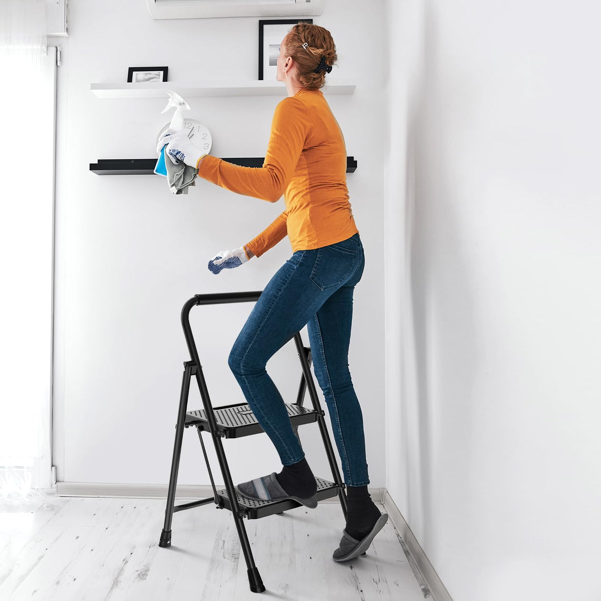 KMFurnila 3-step ladder compact fold fits small spaces for easy transport.