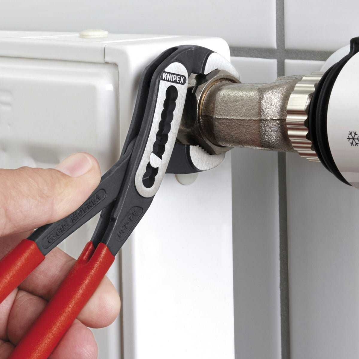 KNIPEX 00 20 07 US1 box joint double guide enhances stability during use.